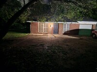 Building Photo - 3 bed 1 bath 1 car garage