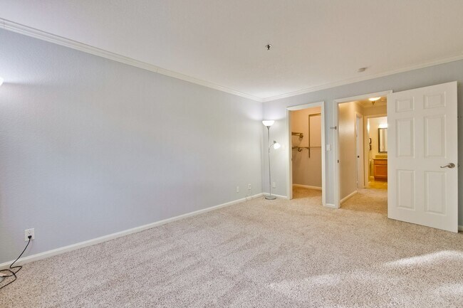 Building Photo - 1 Bed 1 Bath With Lots of Amenities!