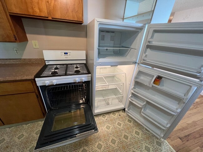 Building Photo - 3 Bed 2 Bath House with Attached 2 Car Garage & Trailer Parking