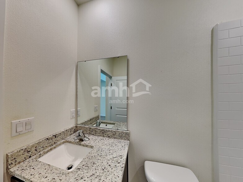 Building Photo - 1311 W 15th Ave