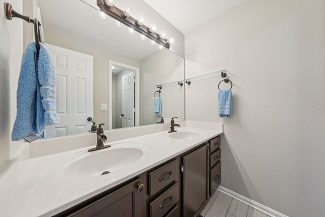 Building Photo - Welcome home to this beautifully updated end-unit townhome in the heart of Kingstowne — one of No...