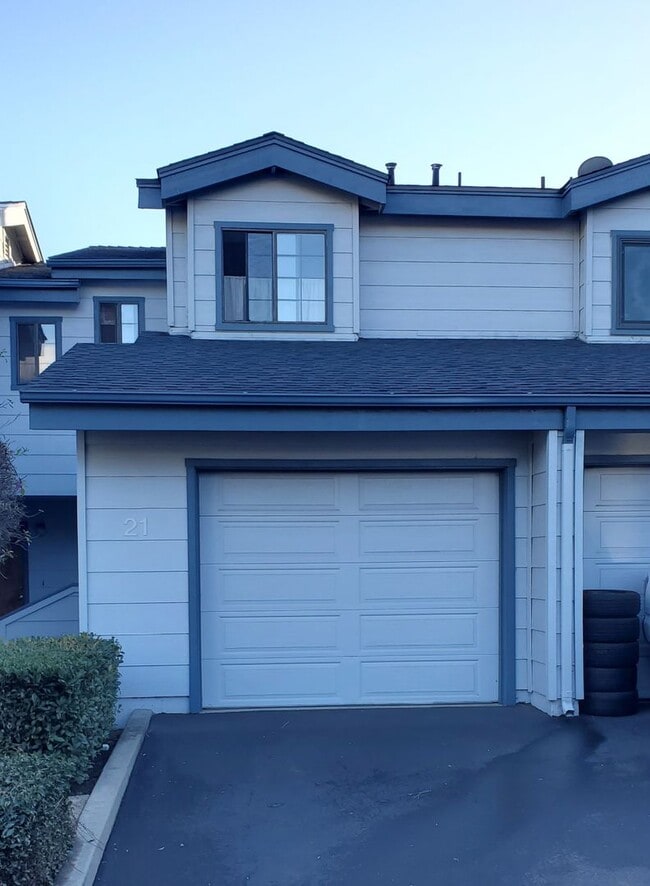 Building Photo - 2 Bedroom Condo near Meadow Park