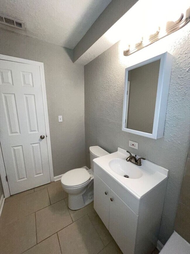 Building Photo - Adorable Updated 1 Bed with 1 Bathroom Rem...