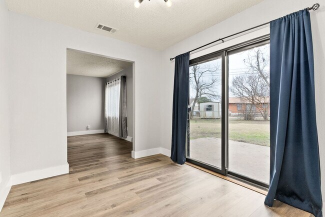 Building Photo - 2606 Lake Rd