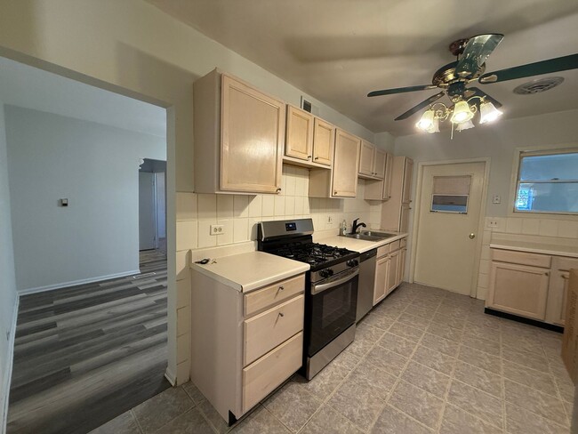 Building Photo - 2 Bedroom Unit available in Highland Park!