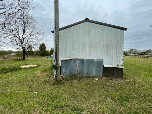 Building Photo - Country living with spacious front and backyard - 3 beds/ 2bath available now