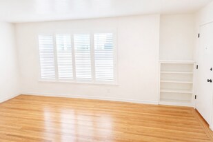 Building Photo - 216 Paramount Dr