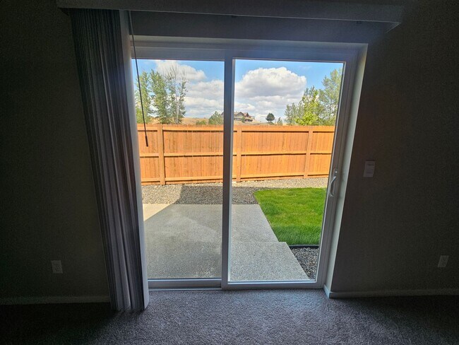 Building Photo - Stunning 4-Bedroom Pet-Friendly Home for L...