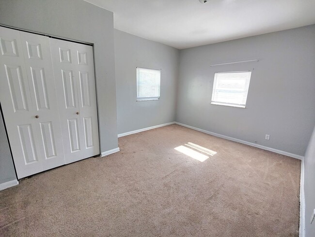 Building Photo - *Spacious & Updated 2BD/2BA Single Family ...