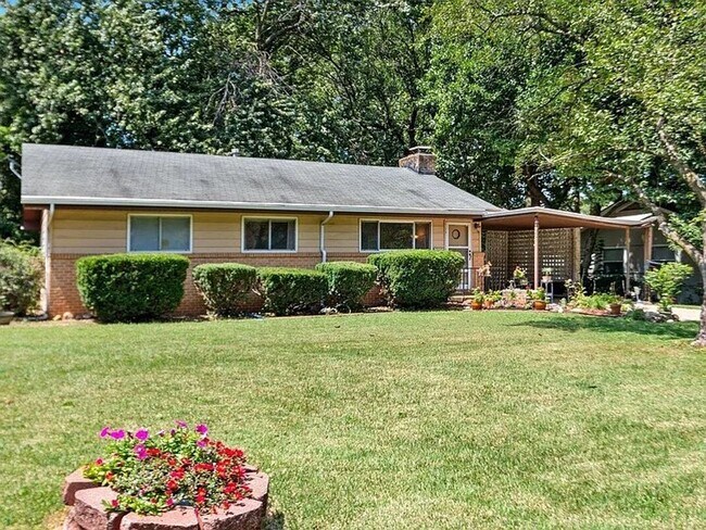 Building Photo - 3 Bed 1 Bath 1 Carport Fenced in Backyard!