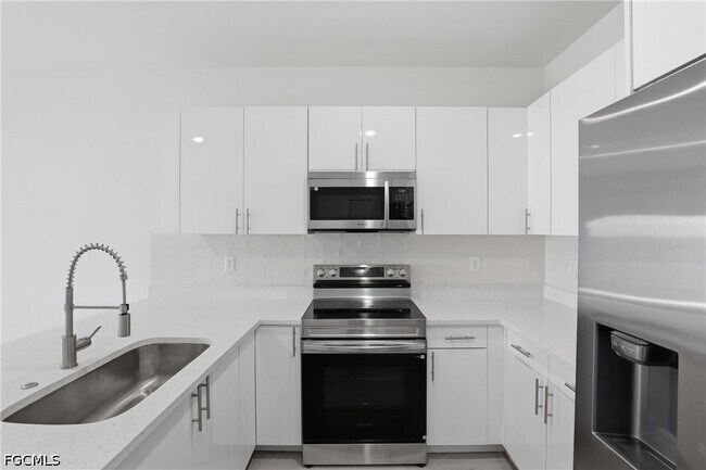 Building Photo - 721 Ivan Ave S