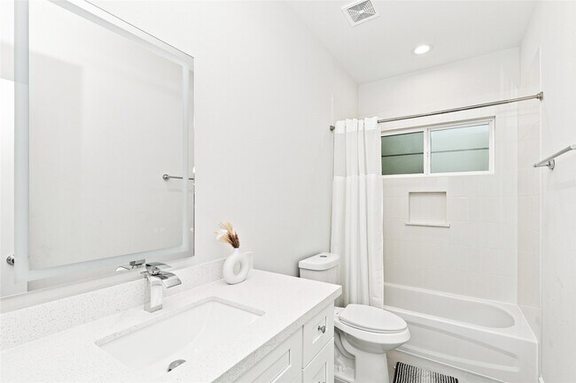 Building Photo - 835E Dorchester St