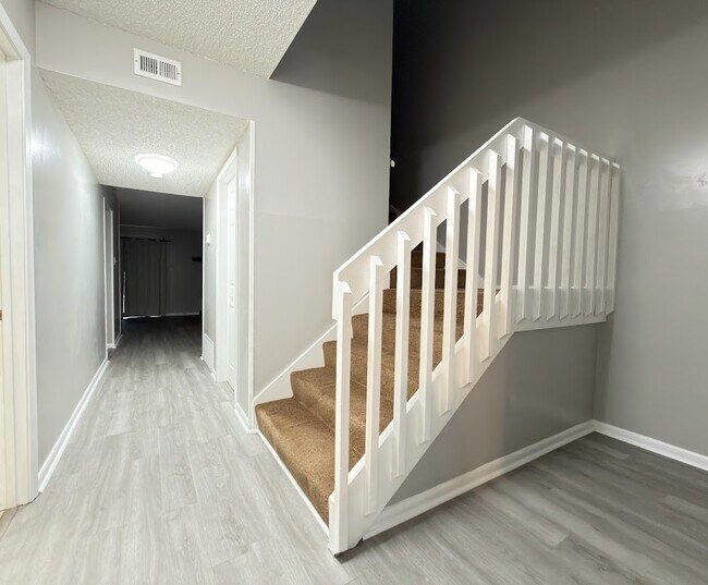 Building Photo - 1307 Baytree Dr