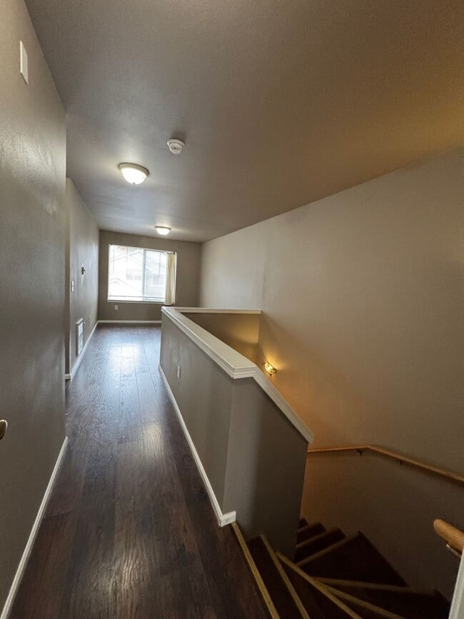 Building Photo - Gated 2 beds 2.5 baths townhome in Ashburn...