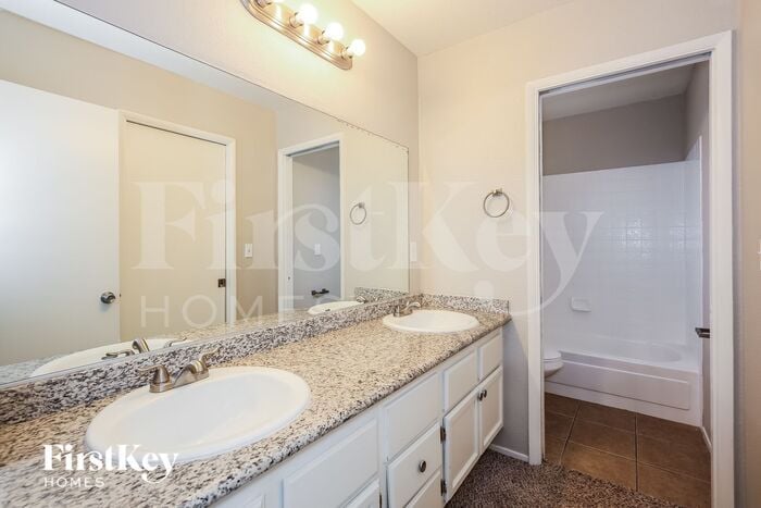 Building Photo - 2368 Valley Dr
