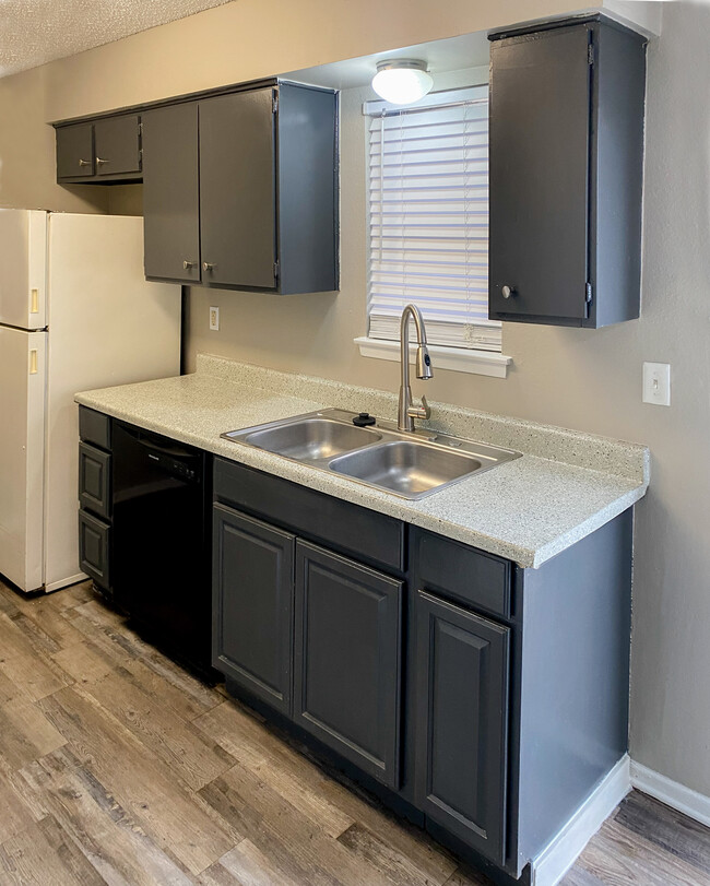 Kitchen - Cedar Creek Apartment Homes