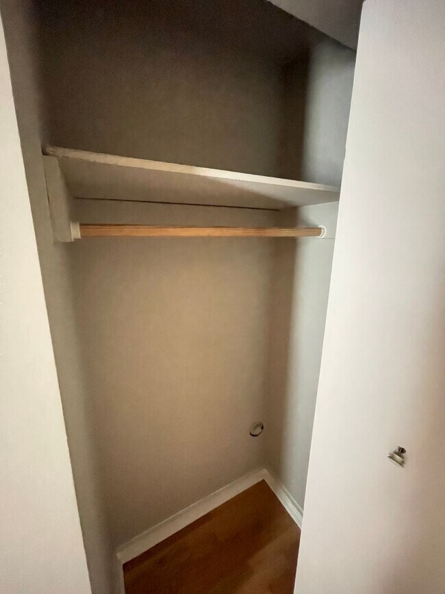 Building Photo - Stunning, renovated 7br home in the heart ...