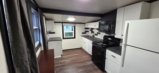 Building Photo - 221 Elm St