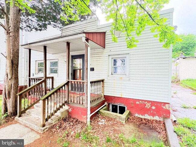 Building Photo - 1630 E 9th St