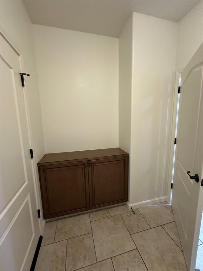 Building Photo - 3521 Buckingham Ave