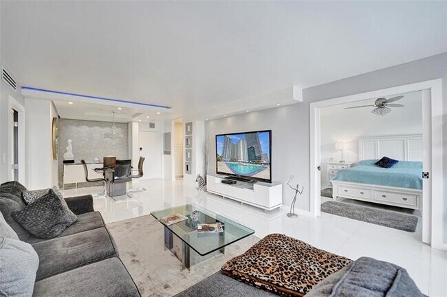 Building Photo - 2030 S Ocean Dr
