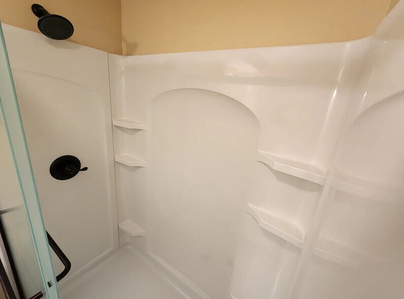 Building Photo - 210 NE 12th Street Pl