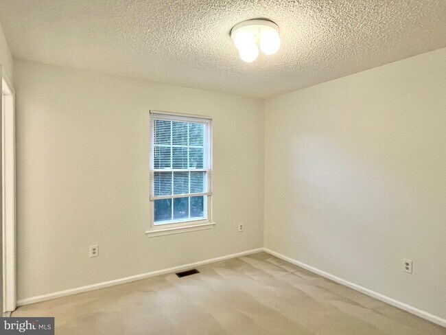 Building Photo - 33 Ketley Pl