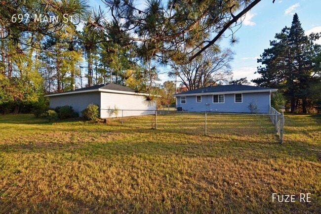 Building Photo - 697 Main St