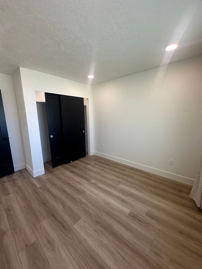 Building Photo - 2 bed, 1 Bath, 1 Car Garage, - Modern Insi...