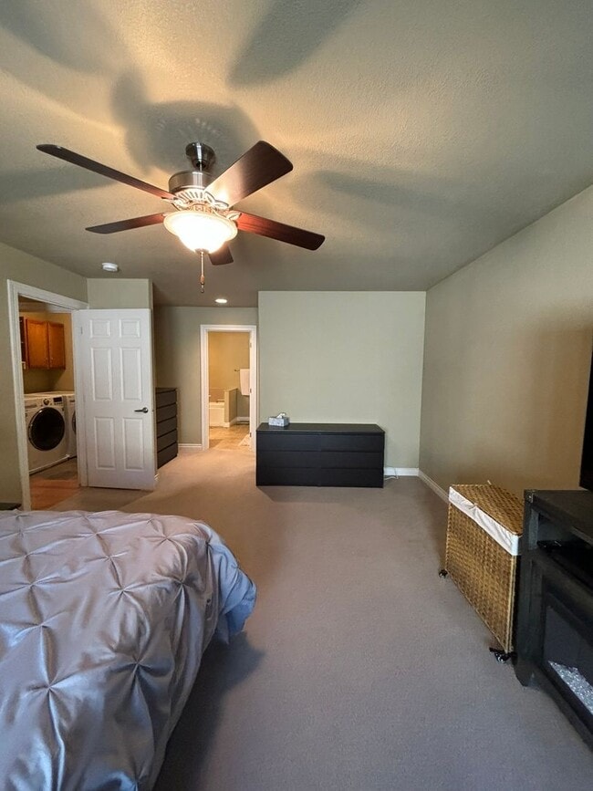 Building Photo - 3 BED | 3 BATH | TOWNHOME | DOUBLE GARAGE | WEST