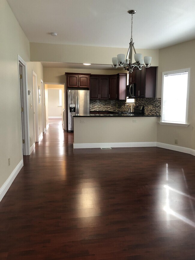 Building Photo - 873 Apgar St