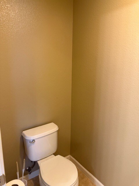 Building Photo - 4 bedroom 2.5 baths: formal living/dining