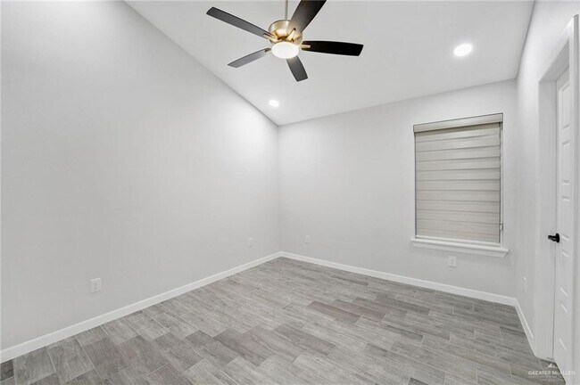 Building Photo - 15 N 15th Ln