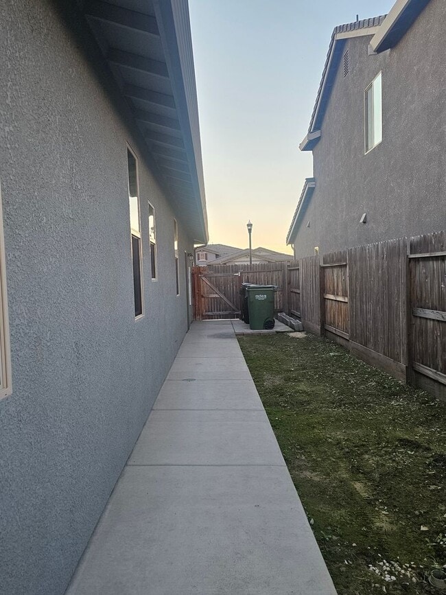 Building Photo - Beautiful Home in Gated Community