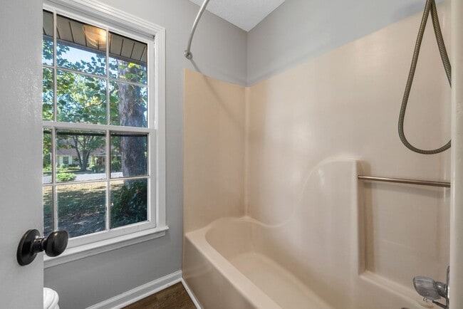 Building Photo - 4 Bedroom Pet Friendly Home For Rent!