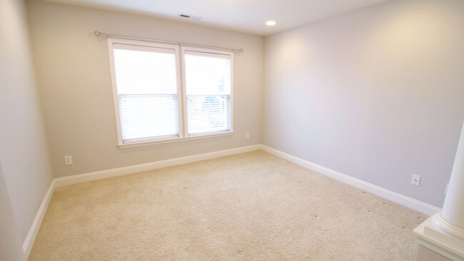 Building Photo - Breathtaking 2 Bd/2.5 Baths End-Unit Townh...