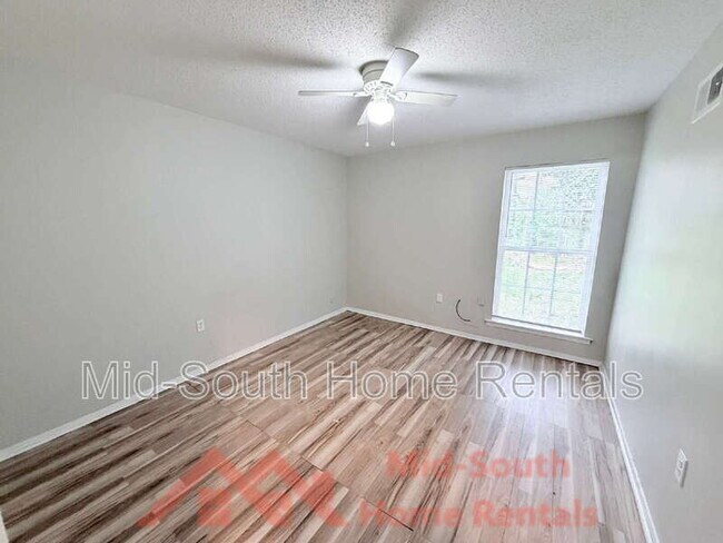 Building Photo - 642 Safari Dr