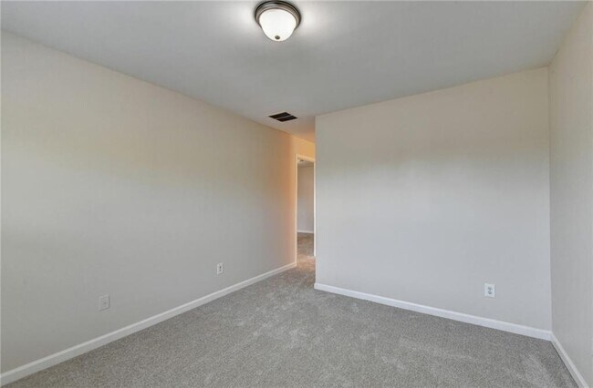 Building Photo - 522 Suwanee Oaks Dr NE