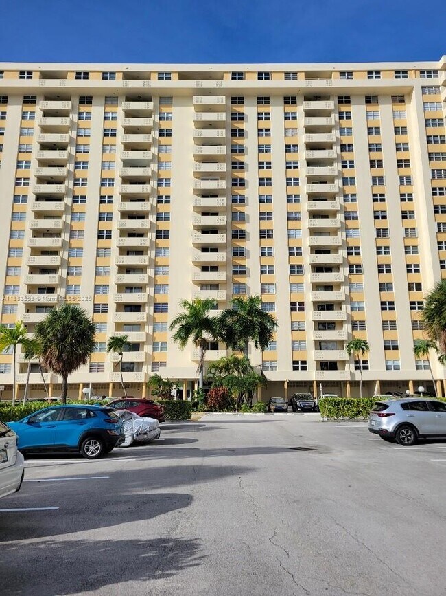 Building Photo - 1833 S Ocean Dr