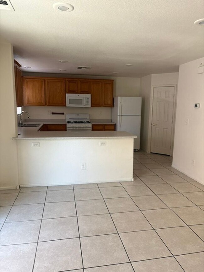 Building Photo - 3 bedroom house with 2.5 bathrooms
