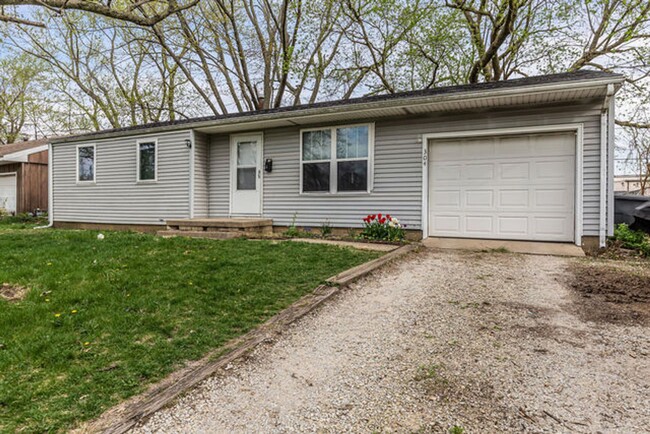 Primary Photo - Ranch home in Champaign - Available 12/01/...