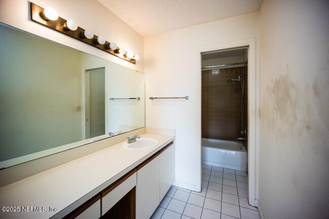 Building Photo - 1307 River Hills Cir E