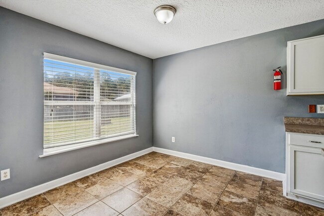 Building Photo - Charming 3-Bedroom Home with Fenced Yard