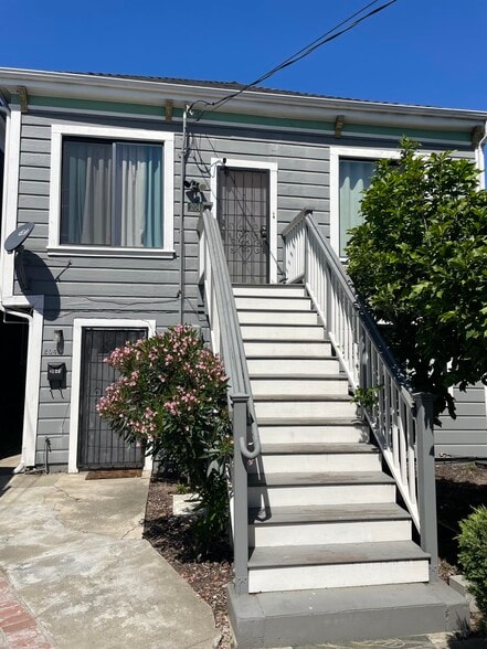 Duplex (upstairs/downstairs) - 2047 20th Ave