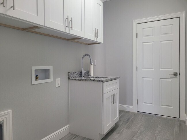 Building Photo - 4 Bedrooms and 2 Bathrooms
