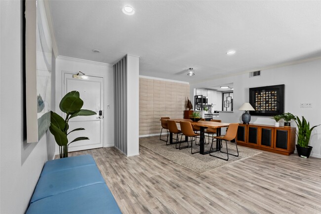 Building Photo - 604 S Ripple Creek Dr