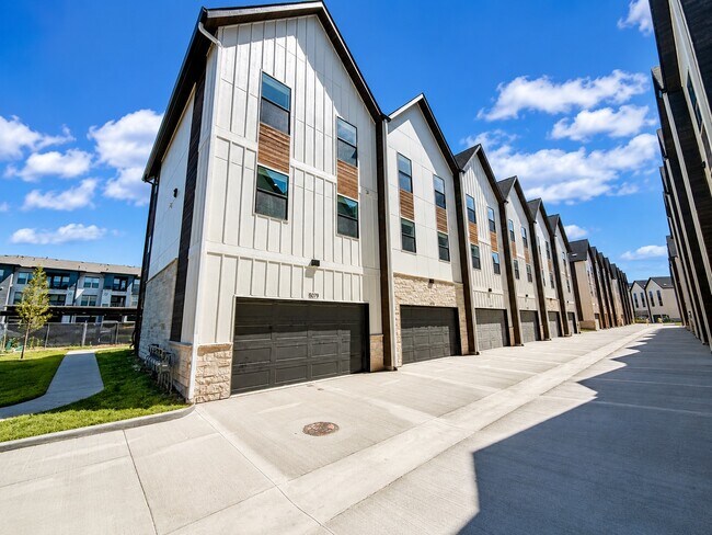 Building Photo - 5037 Exposition Dr