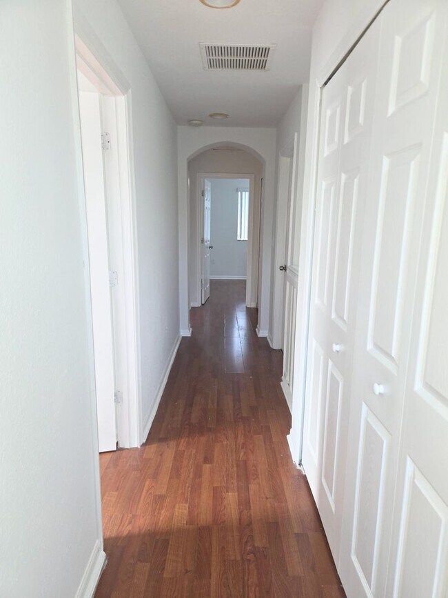 Building Photo - 3 Bedroom / 3 Bathroom Townhouse in Keys Cove Gated Community