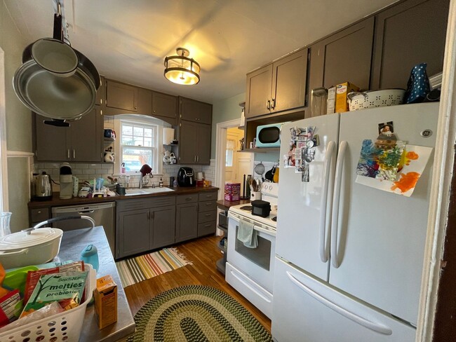 Building Photo - AVAILABLE JULY - 3 BEDROOM/1.5 BATHROOM HOME