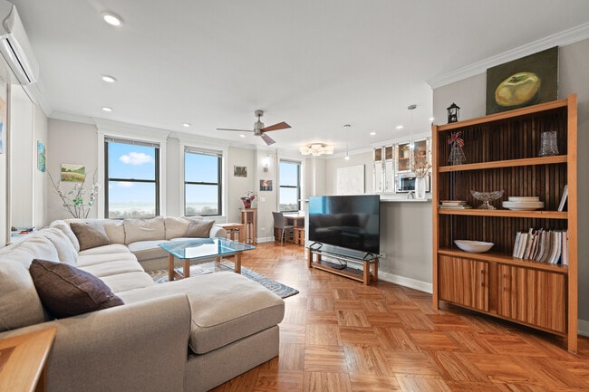 Building Photo - 2000 N Lincoln Park W